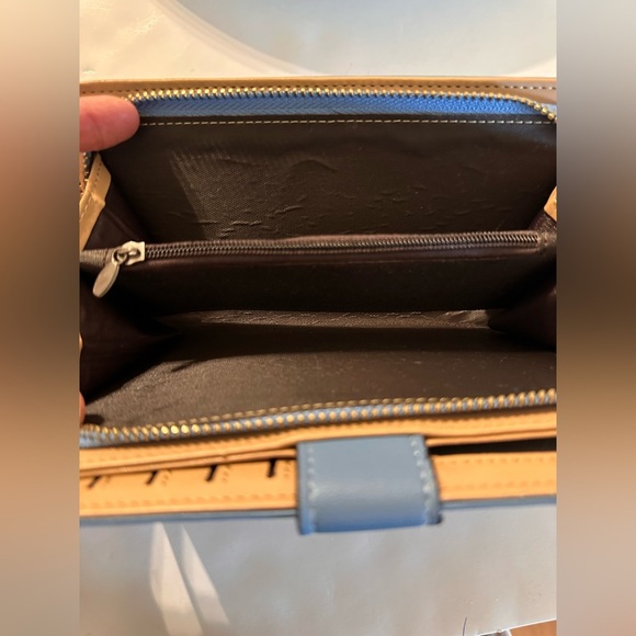 Jessica Simpson Cream Wallet with Gold-Tone Bow and Credit Card Slips - Picture 6 of 16